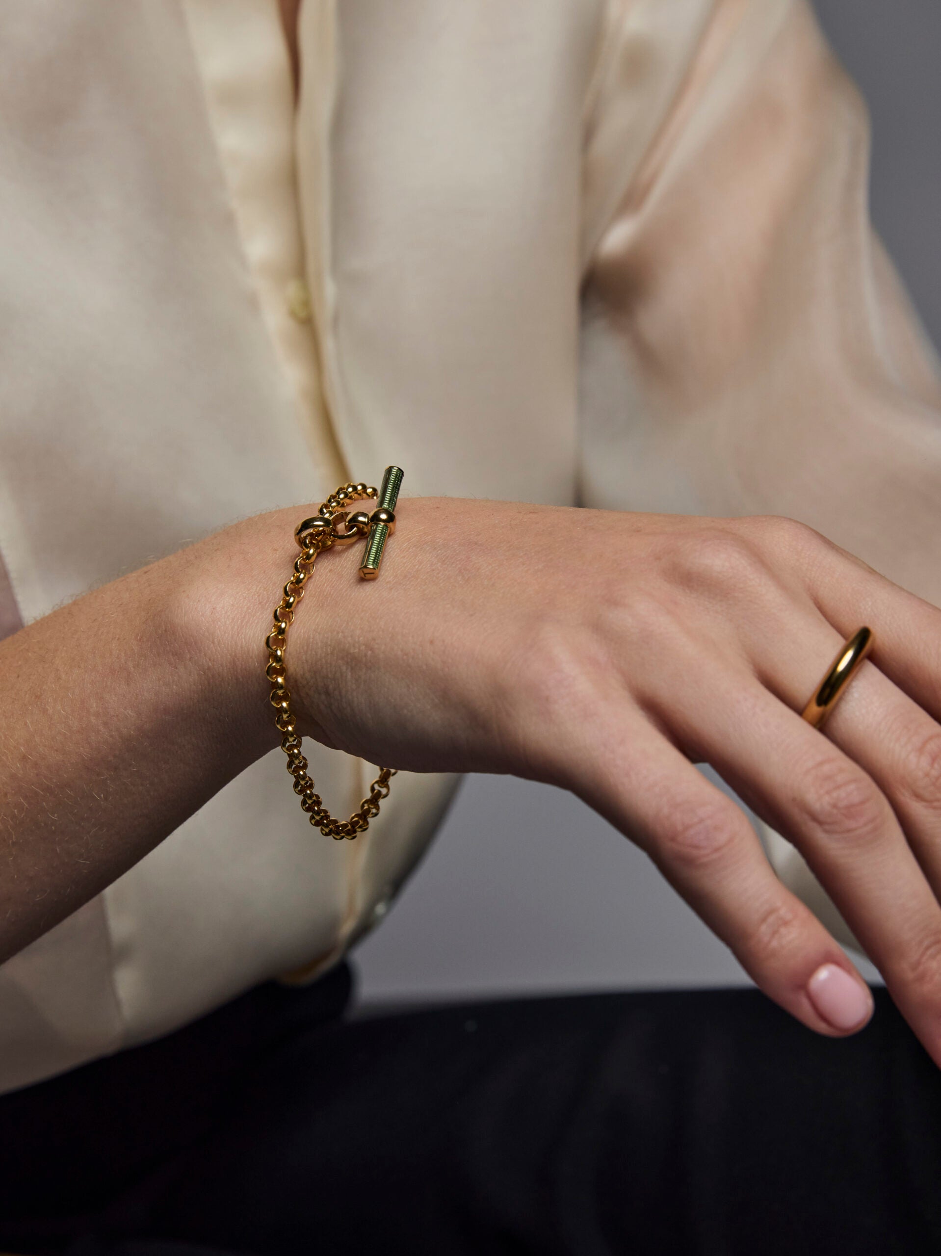 Olive Enamelled Small Gold T-bar on Belcher Bracelet – Tilly Sveaas