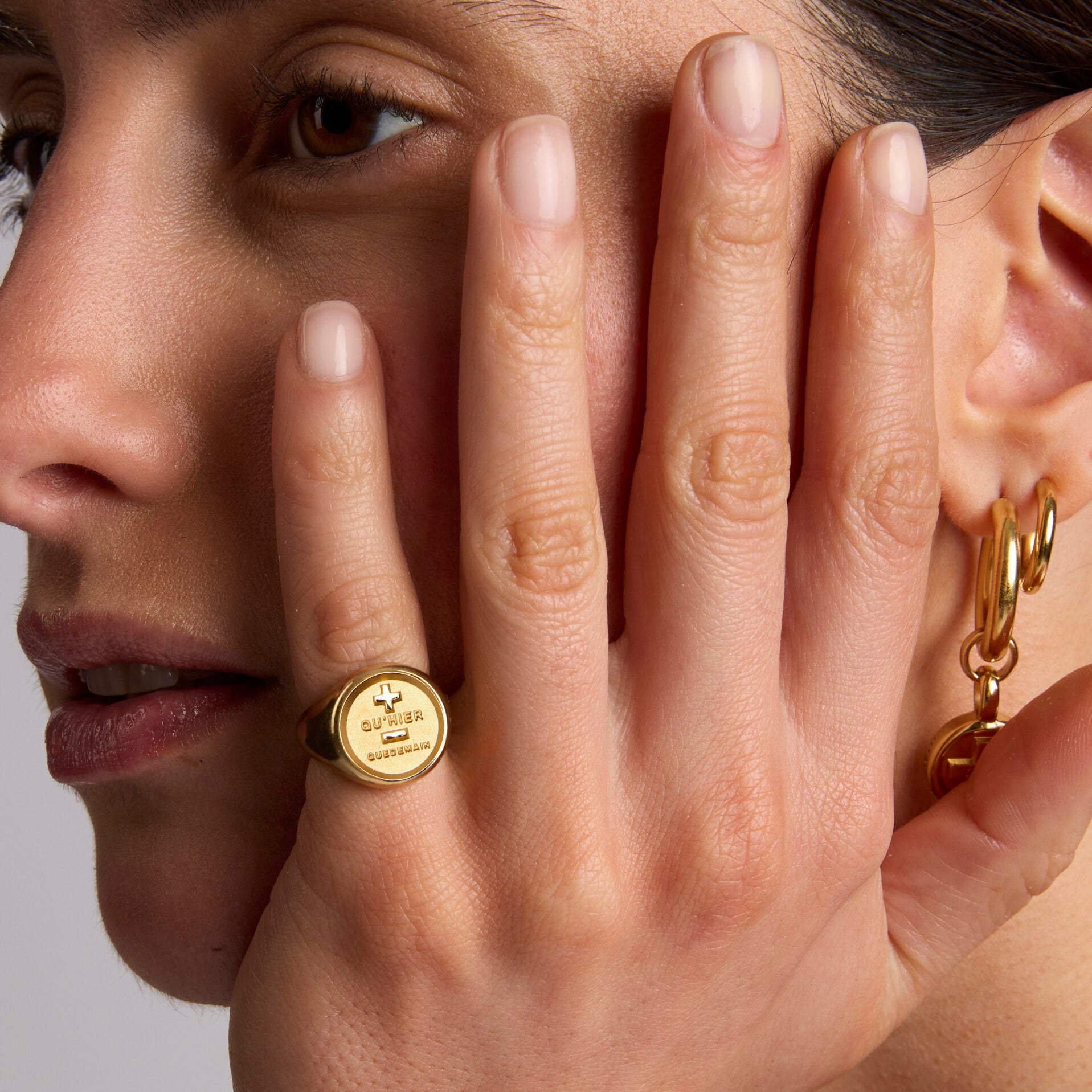 Gold Que Demain Signet Ring