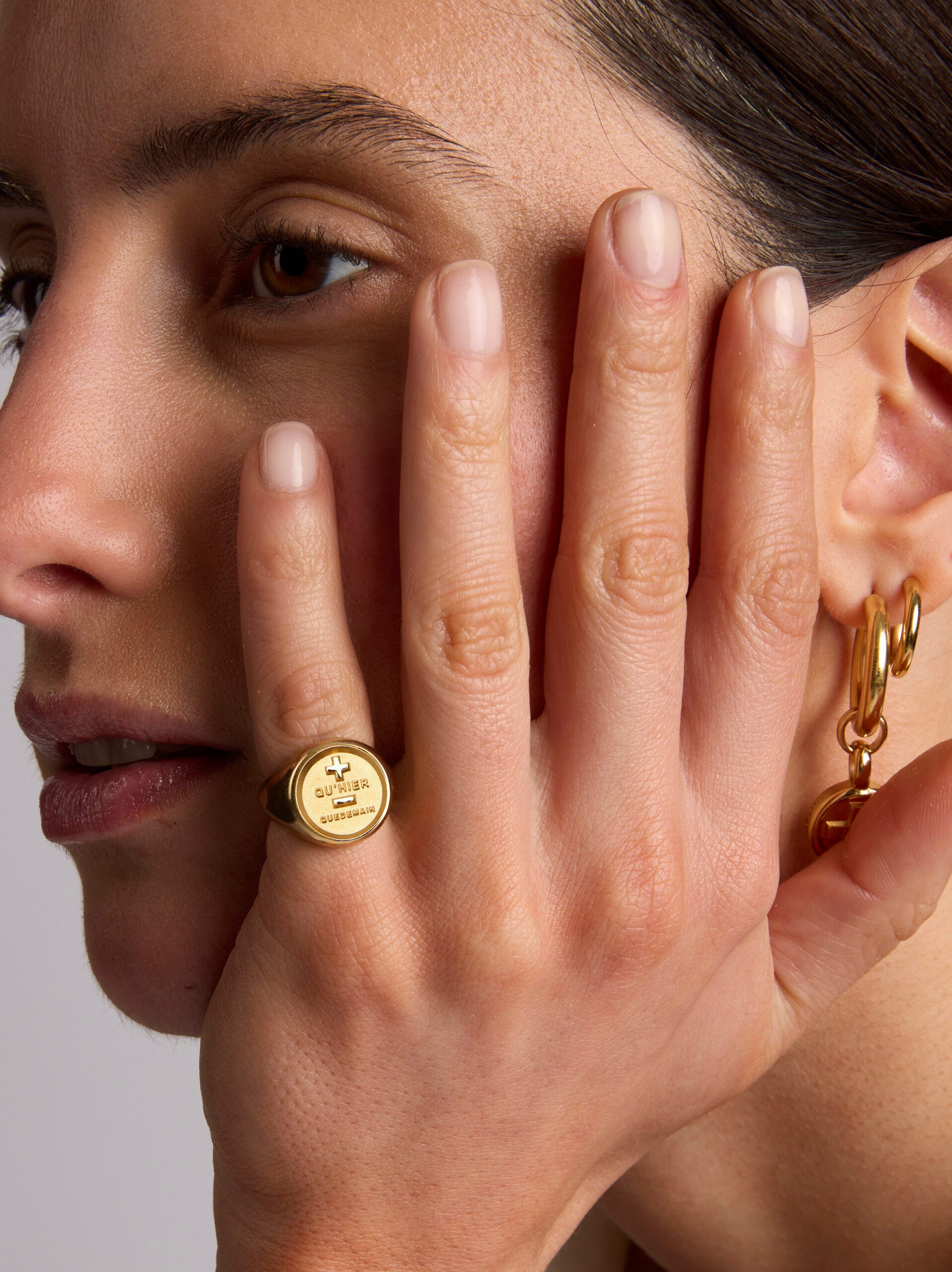 Gold Que Demain Signet Ring