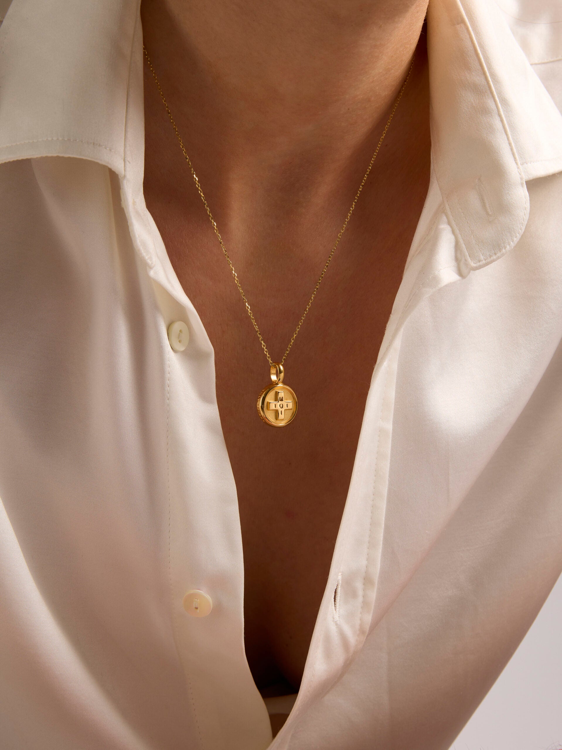 Small Gold Moi + Toi Disc on Trace Chain