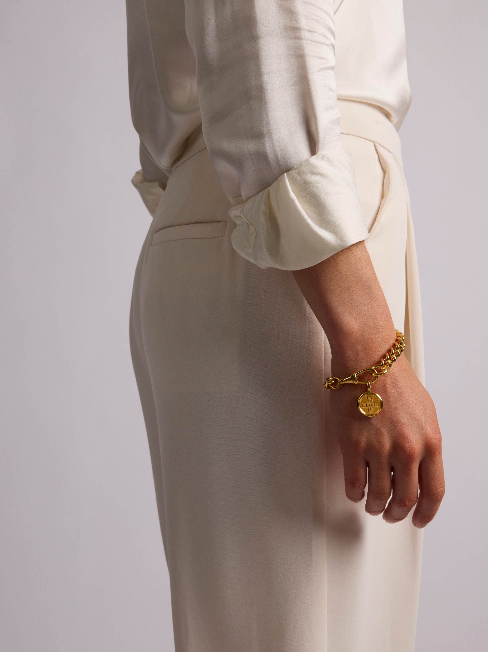 Large Gold Moi + Toi Disc on Large Curb Clip Bracelet
