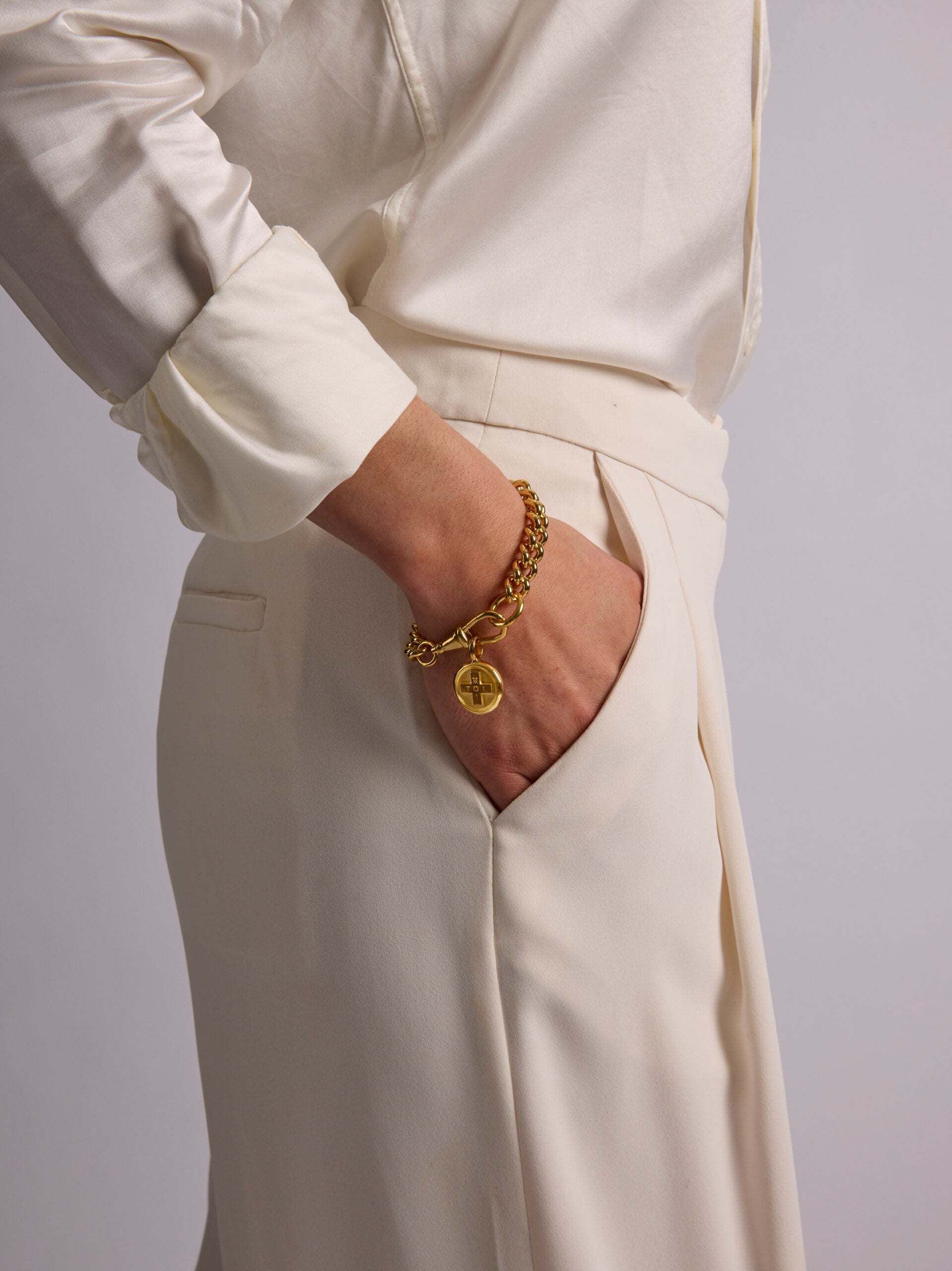 Large Gold Moi + Toi Disc on Large Curb Clip Bracelet