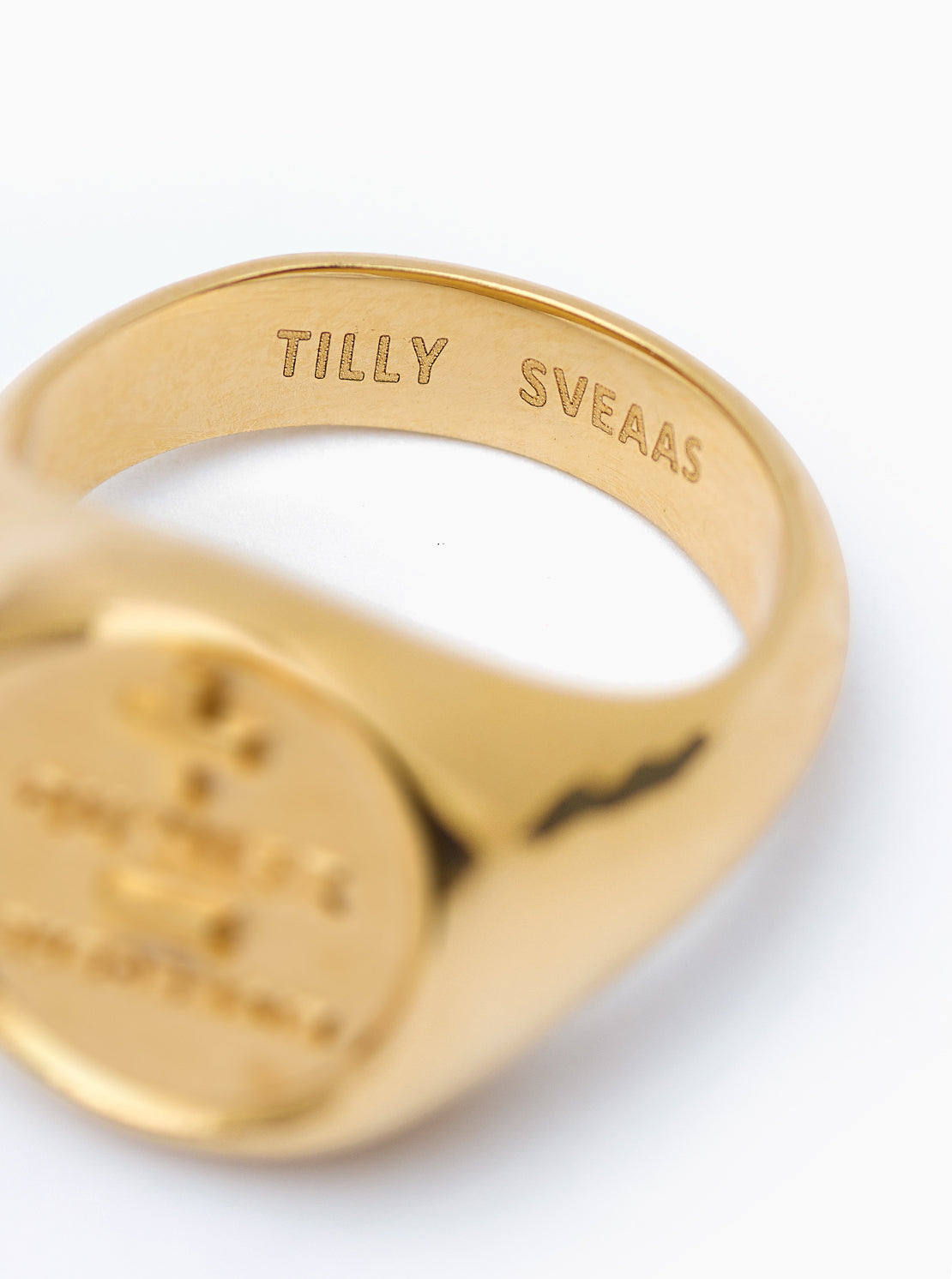Gold Que Demain Signet Ring