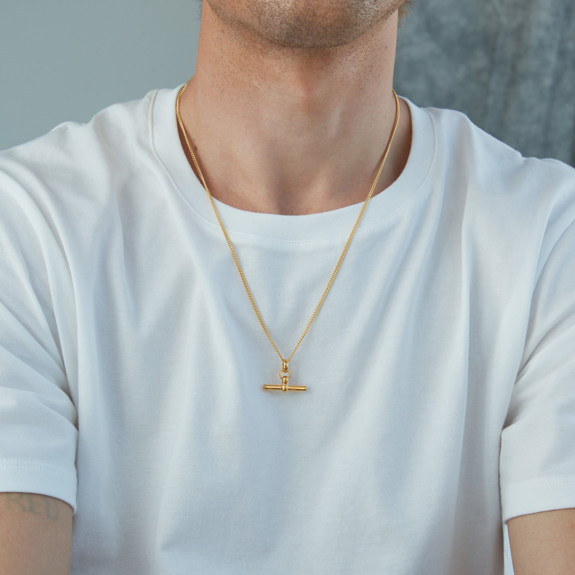 Men's Gold T-Bar On Fine Curb Chain