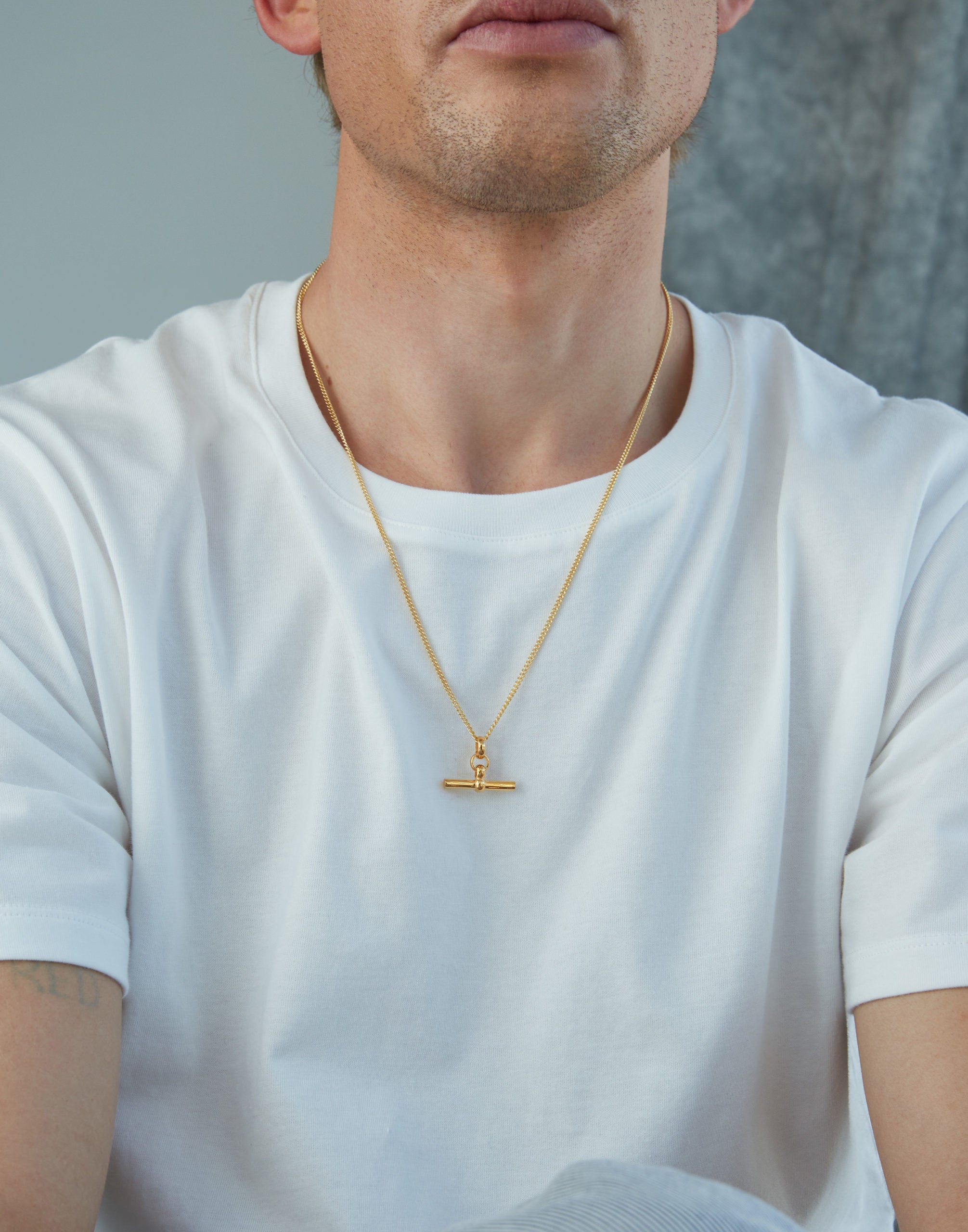 Men's Gold T-Bar On Fine Curb Chain