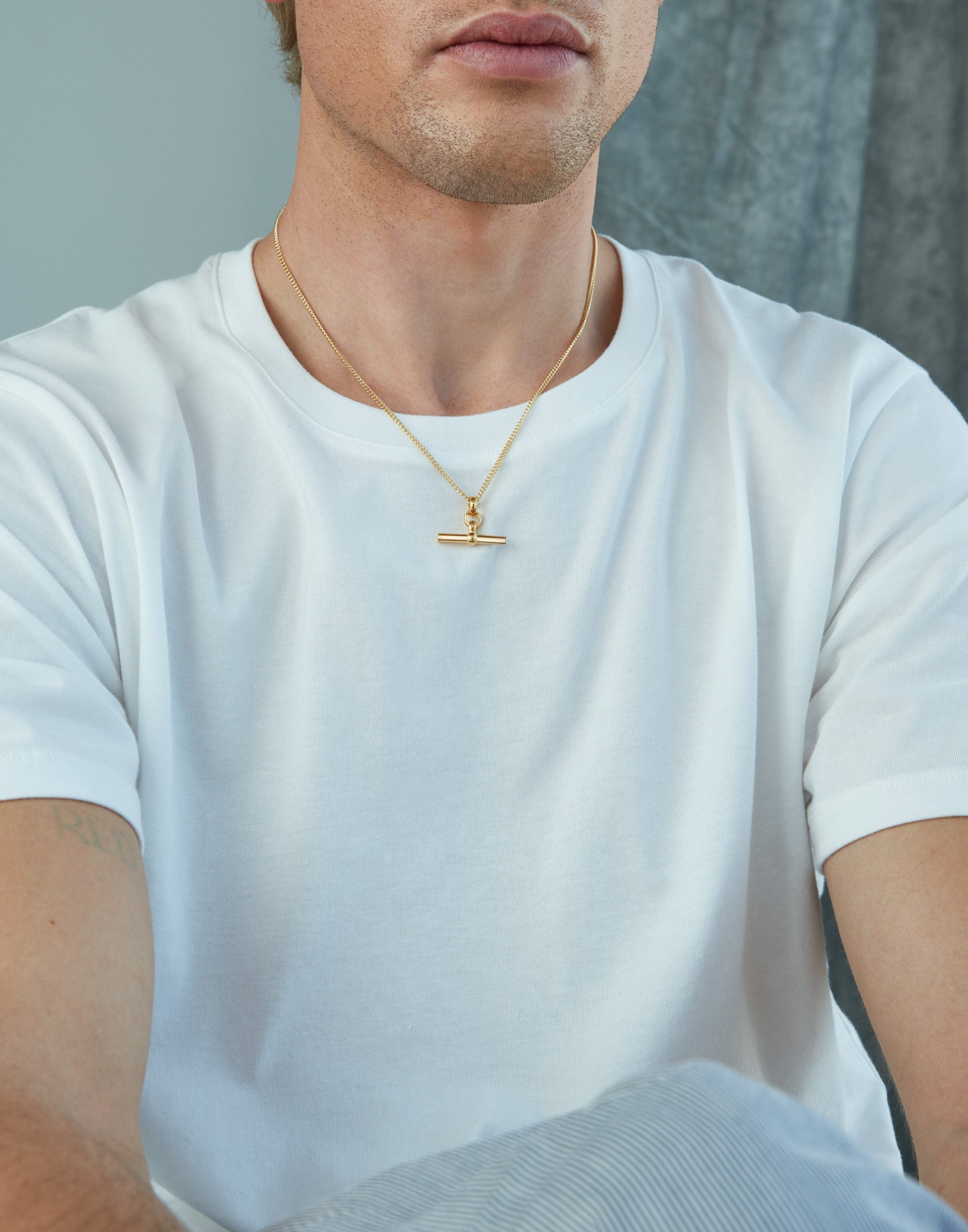 Men's Gold T-Bar On Fine Curb Chain