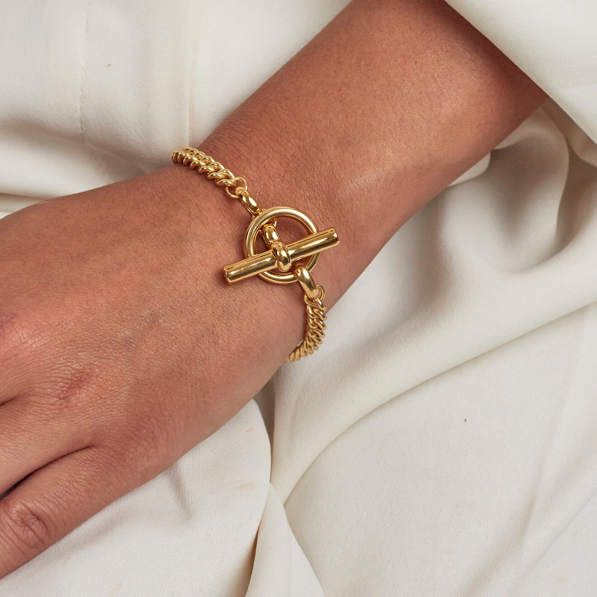 T-Bar Clasp Gold Curb Link Bracelet