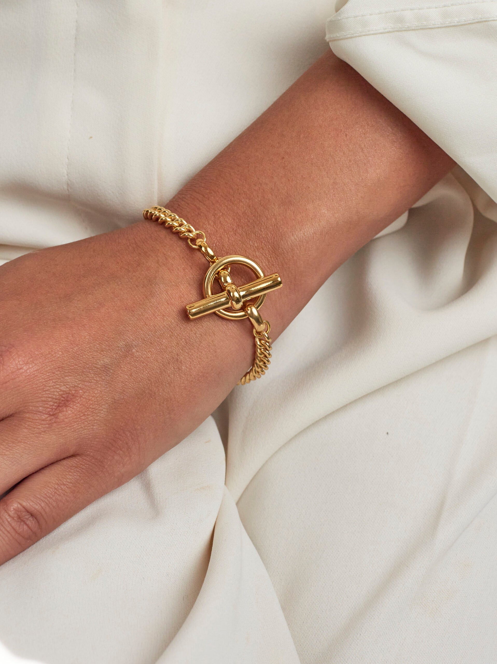 T-Bar Clasp Gold Curb Link Bracelet