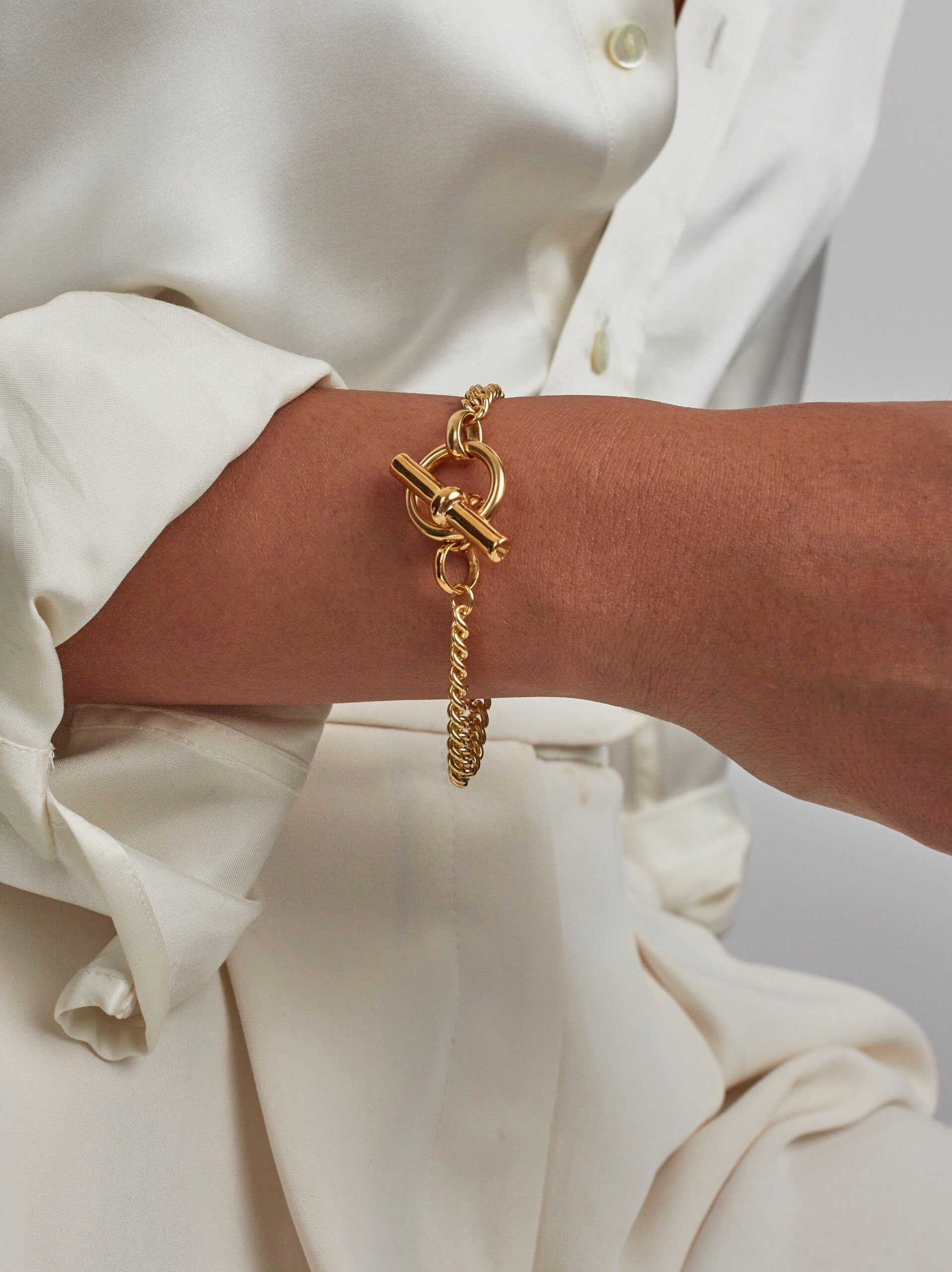 T-Bar Clasp Gold Curb Link Bracelet