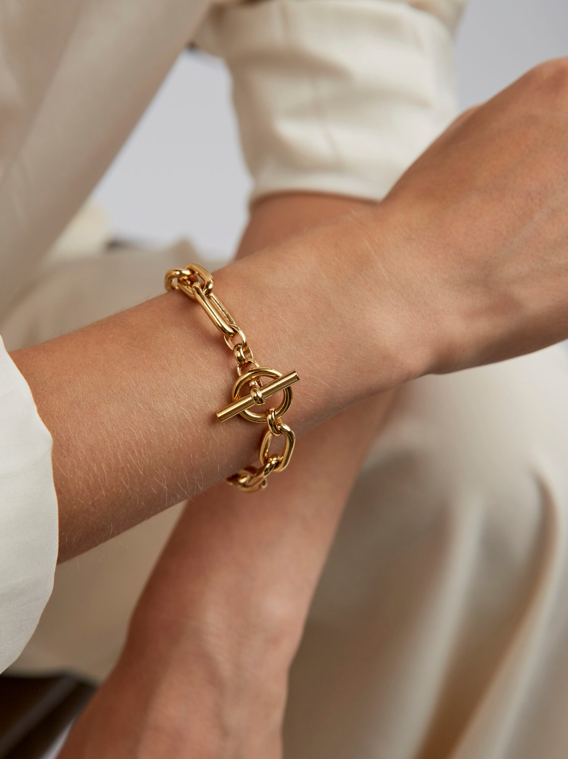 Small Gold Oval Linked Bracelet