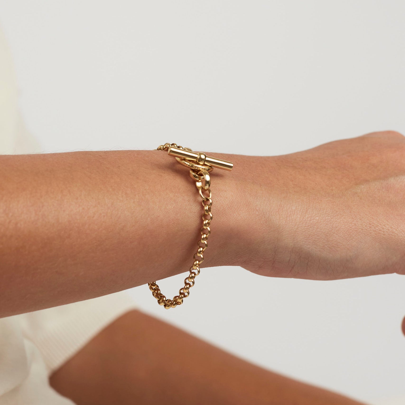 Small Gold T-bar Clasp on Belcher Chain Bracelet