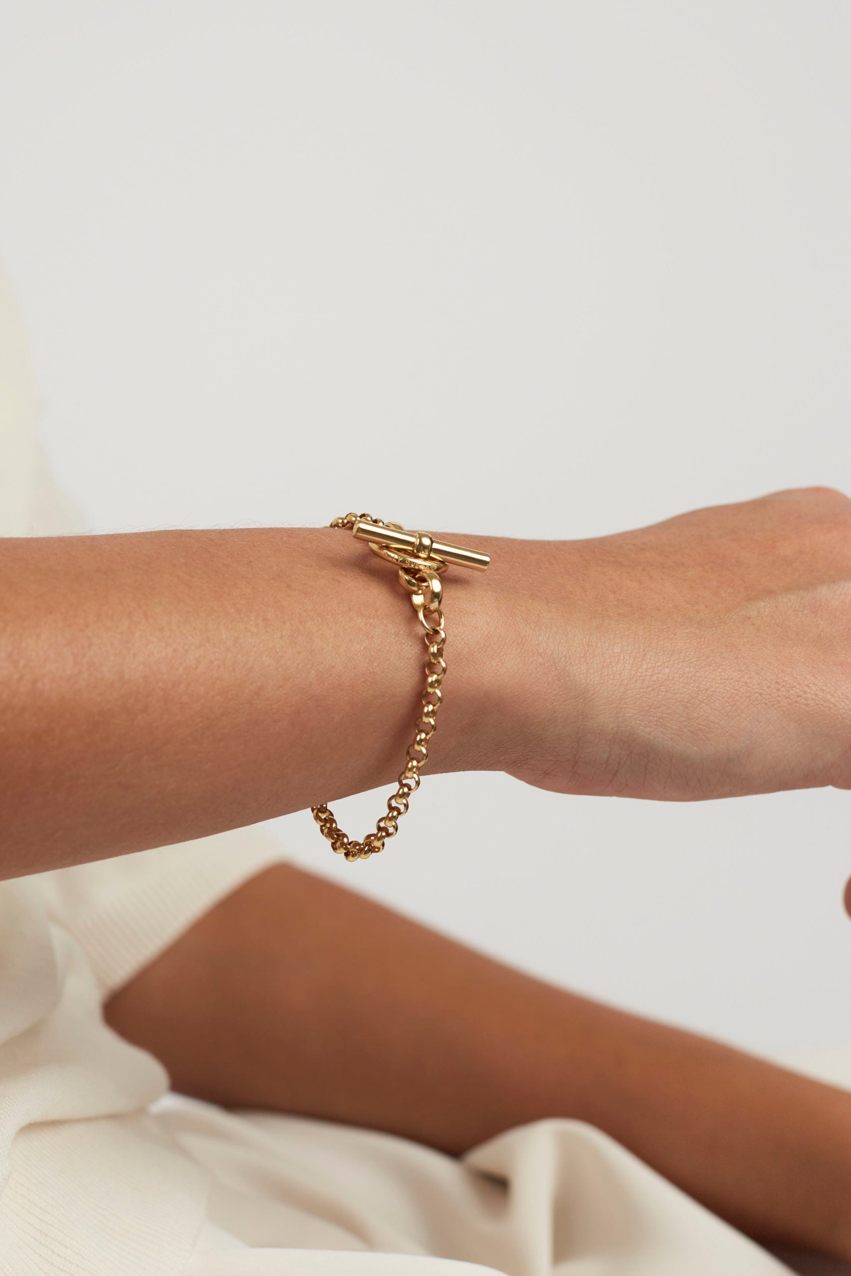Small Gold T-bar Clasp on Belcher Chain Bracelet