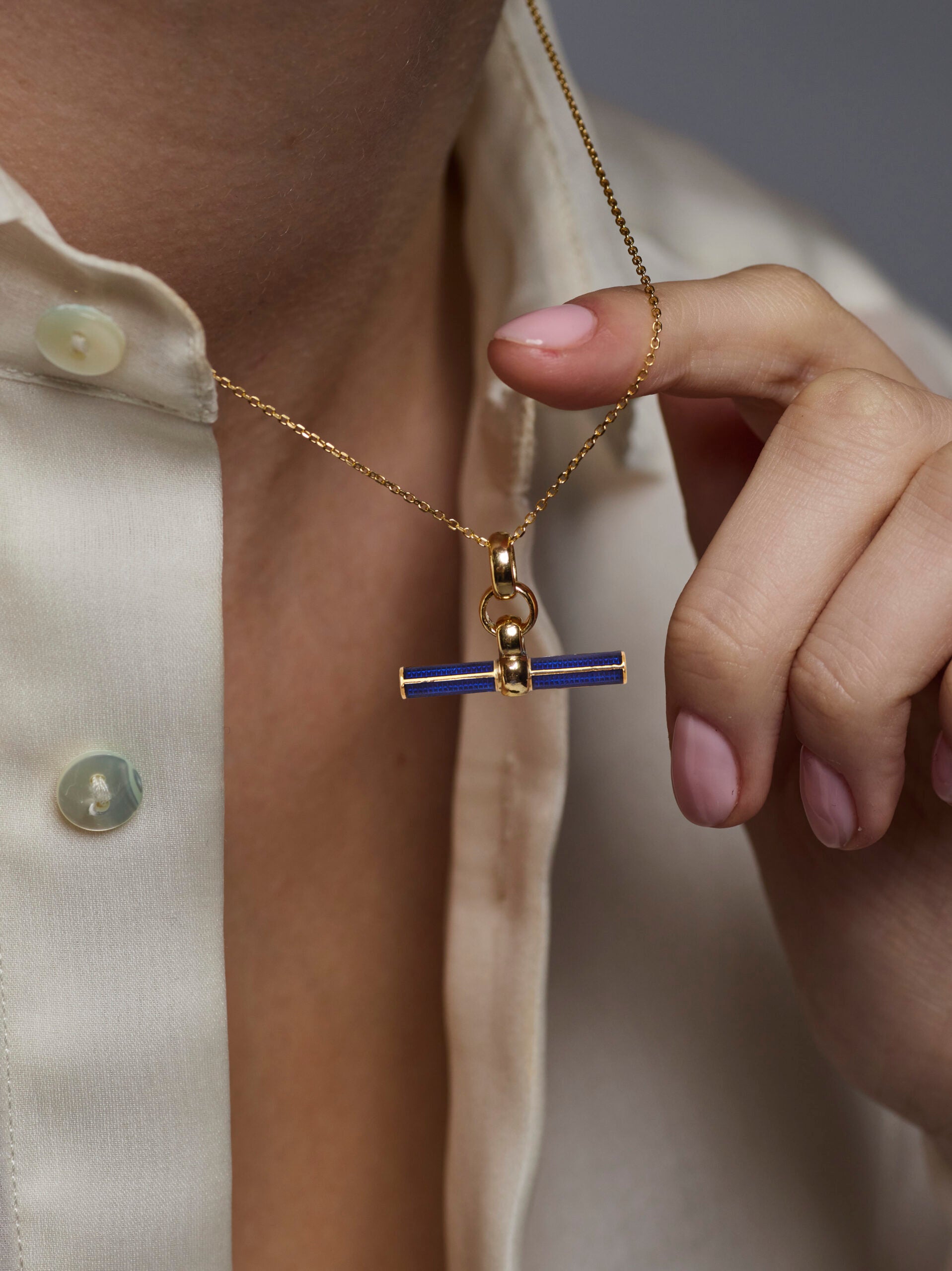 Navy Enamelled Small Gold T-bar on Trace Chain